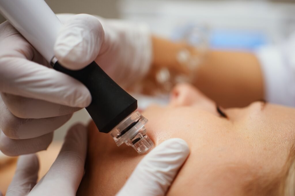 A,Cosmetologist,Performs,Hydropiling,In,A,Beauty,Salon.,Skin,Care.